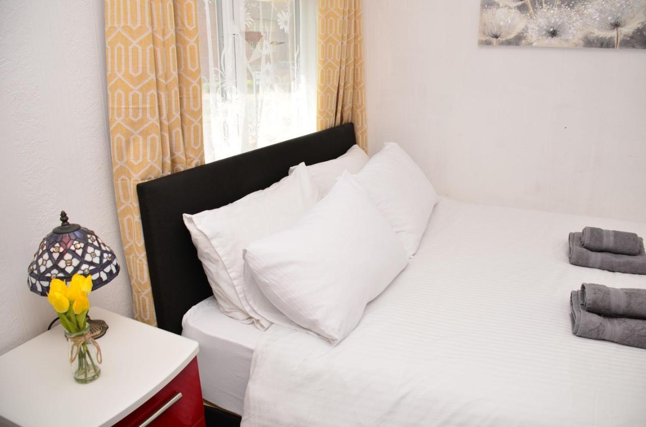 Sm Dreams Unlimited Serviced Accommodation- Stanwell-staines-heathrow Holiday home *