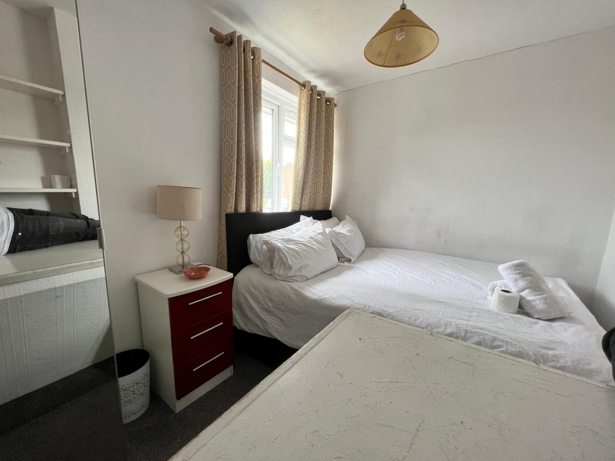 Sm Dreams Unlimited Serviced Accommodation- Stanwell-staines-heathrow Holiday home *