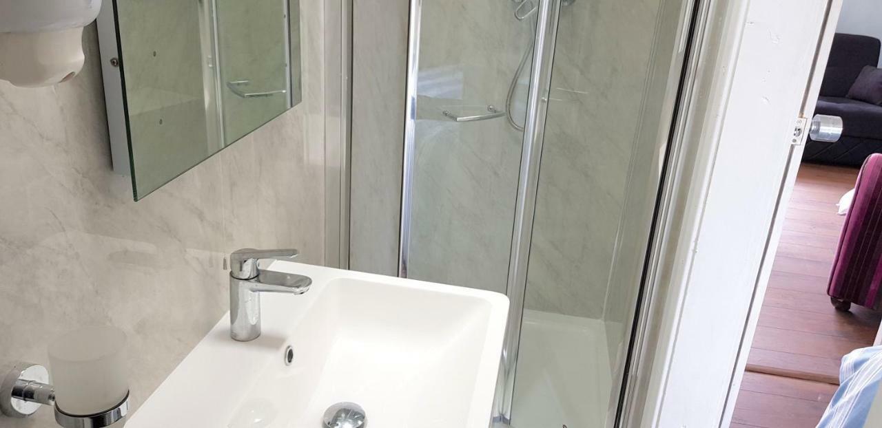 Sm Dreams Unlimited Serviced Accommodation- Stanwell-staines-heathrow Holiday home Stanwell